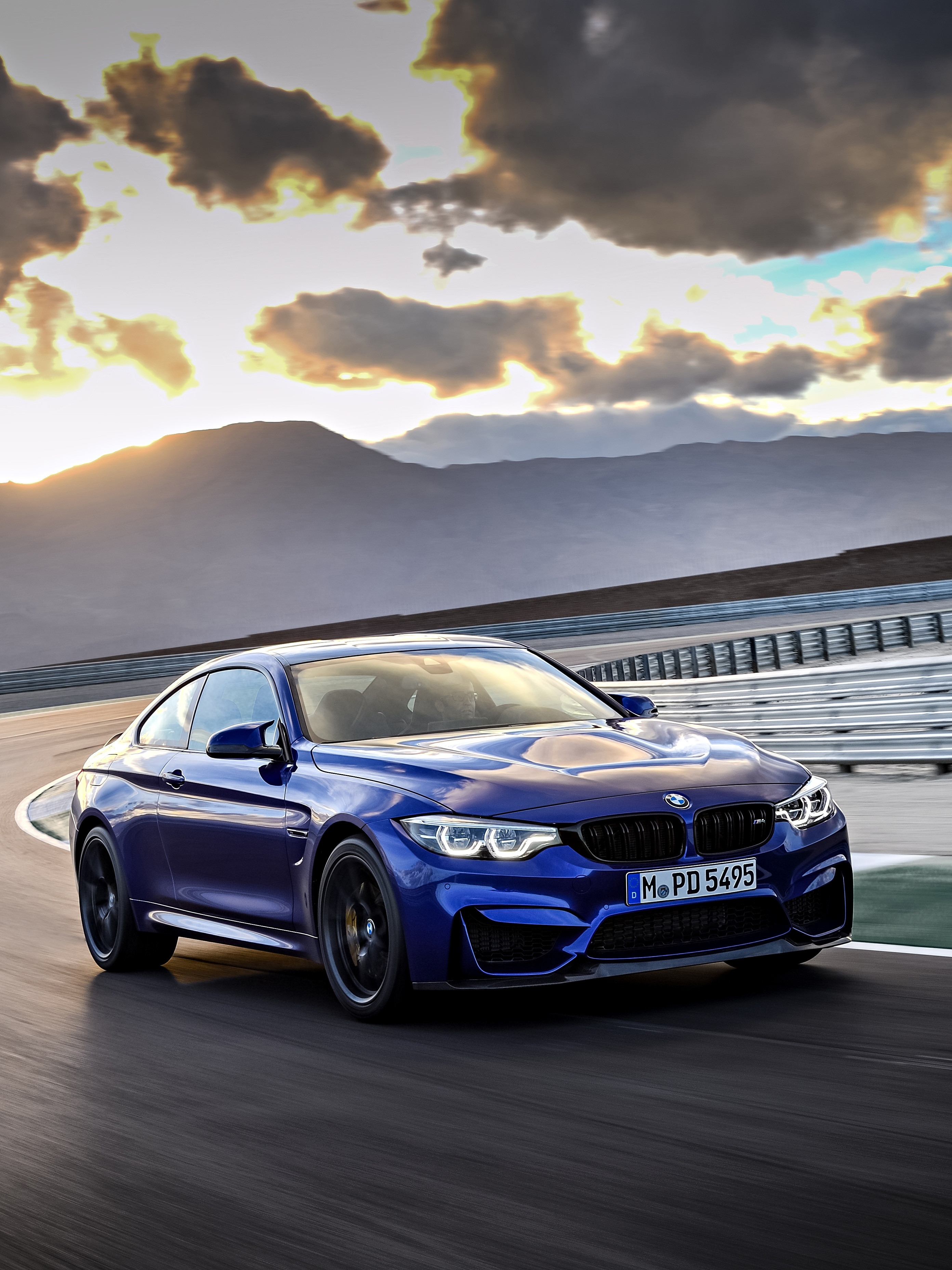 闲暇时间的我，总是会翻看以前的宝马，细细欣赏那年的设计，就比如最近我就很迷上一代