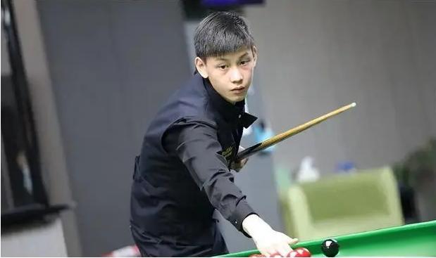 刚刚结束了一场斯诺克德国大师赛首轮资格赛，17岁中国小将蓝裕豪，后发制人，5-3