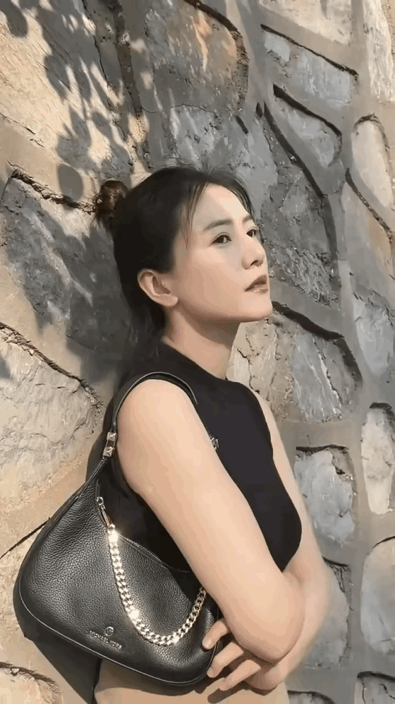 高圆圆真的是一个越来越有成熟魅力的女人了。她穿一袭包臀裙亮，优雅直接刻进骨子