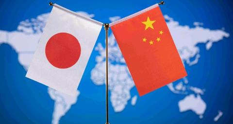 在日本政坛发出一声怒吼！要追究小泉进次郎责任！3月27日，日本立宪民主党议员高木