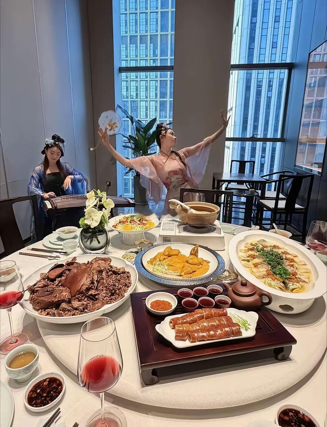 这一顿饭的花费，表演个食材占比大概是各占几成呢？