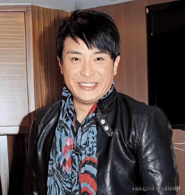 那天他在街边，刚被TVB炒了鱿鱼，眼睛都哭肿了。还在电话里跟朋友吵架：“那么多年