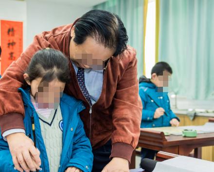 广东广州，10岁女孩学书法，一节课上，男老师9次碰了孩子的头和脸。女孩父亲非说男