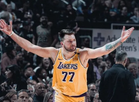 NBA常规赛，湖人142-111战胜奇才。本场比赛，湖人球员卢卡-东契奇出战3