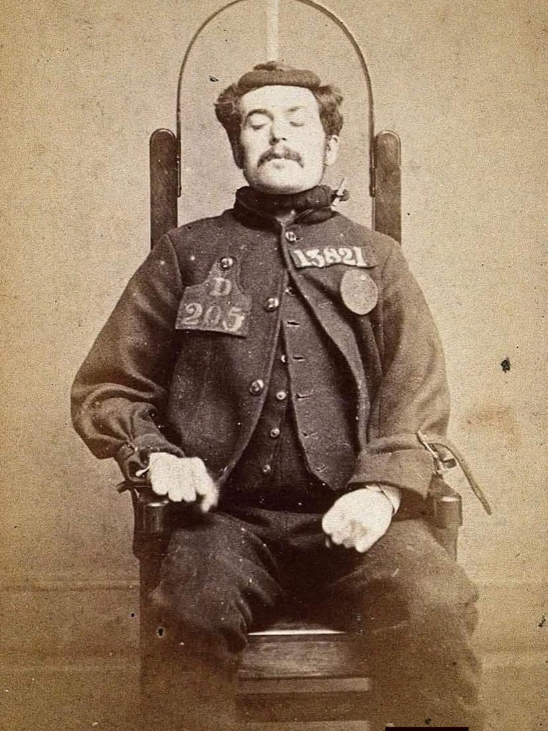这张历史照片拍摄于1869年左右，地点是英国约克郡的韦克菲尔德监狱，照片中一名身