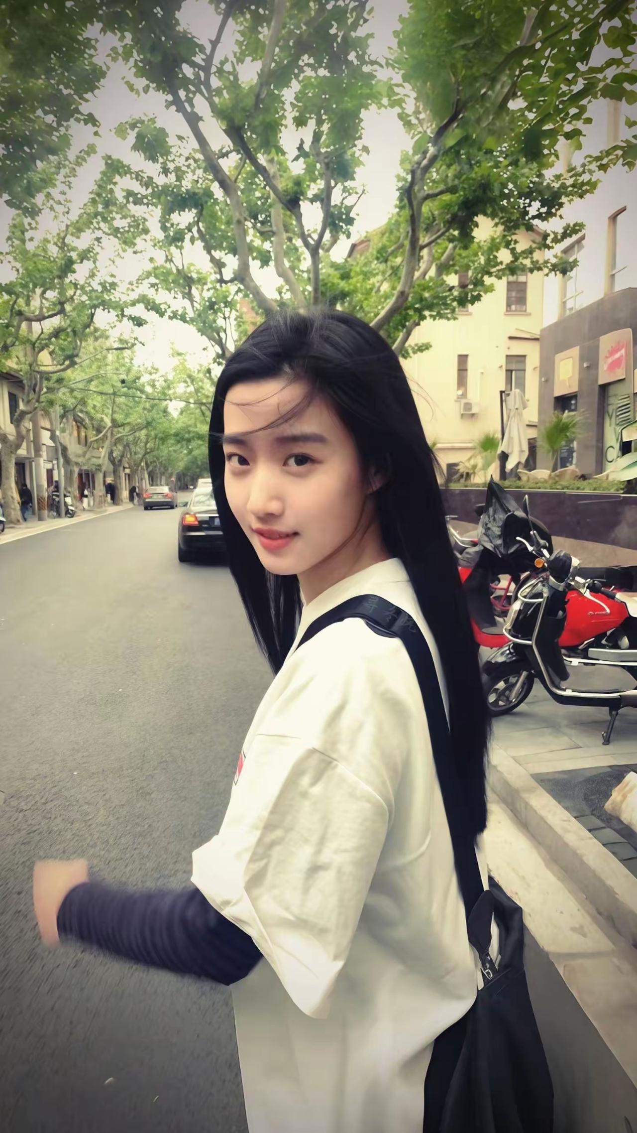 青春洋溢的校园时光，白衬衫与黑发相映成趣。一张照片记录学生时代美好瞬间分享街拍