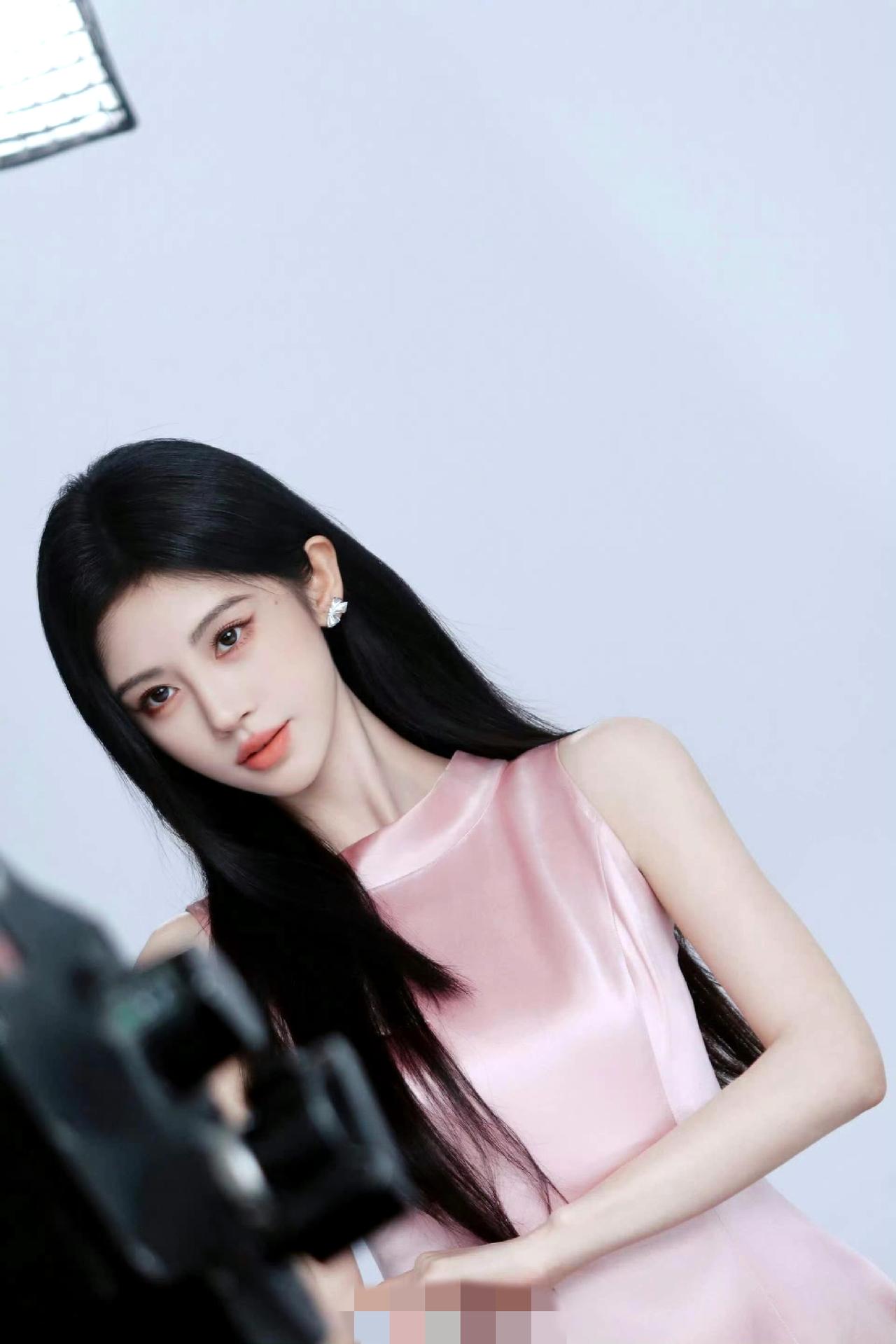 鞠婧祎新造型美翻！粉裙配黑长发，这才是都市名媛的正确打开方式✨谁懂啊！鞠婧