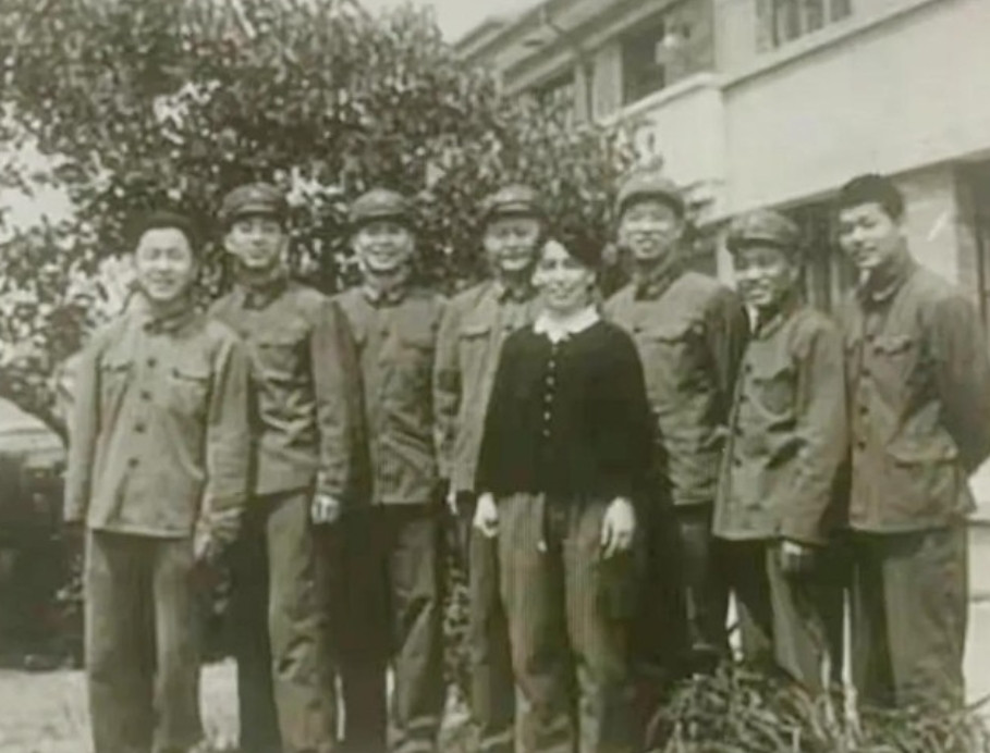 1975年，原铁道兵司令员刘贤权调任济南军区，担任军区副司令员。虽然是降级调动，