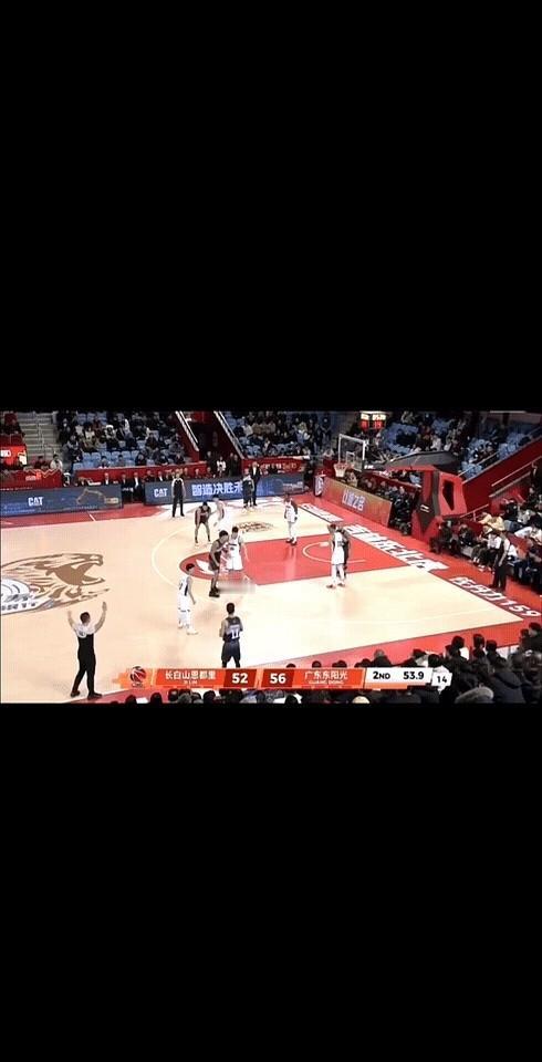 都说胡明轩和徐杰，一个猛，一个巧。但直到那个快攻球传过来，我才看明白，这根本不是