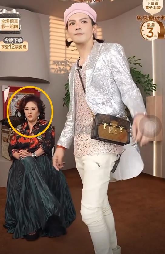 怪不得向太坐轮椅都要出来直播带货，原来是向家真落寞了：据港媒15日爆料，向佐