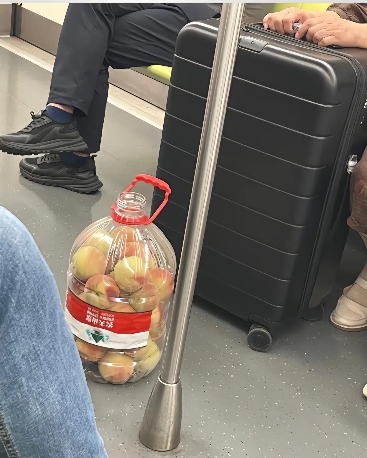 瓶口那么小，桃子那么大，所以桃子是怎么放进去的呢？