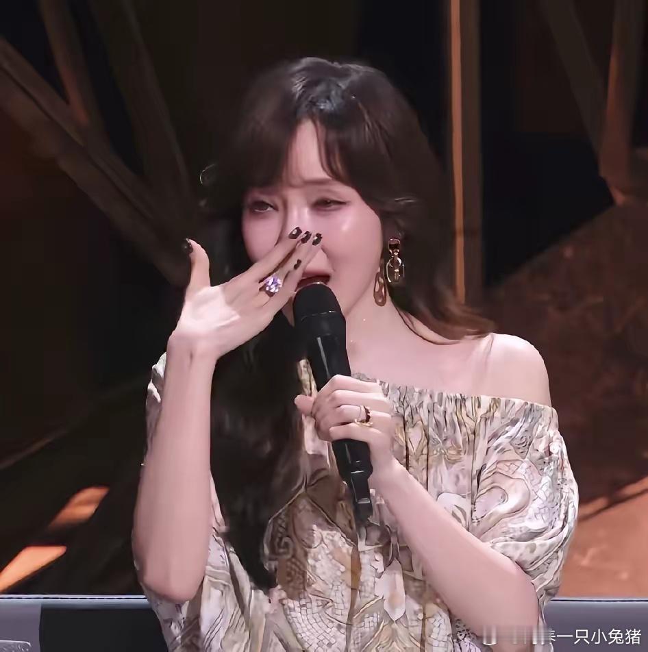 原来，这就是湖南卫视主持人的含金量啊，侯佩岑不仅手好看，应该也是高学历，她太会讲