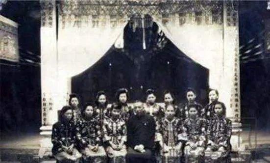 1932年，四川的军阀头子杨森，娶了一个小姑娘当九姨太，可是没过多久，他就发现这