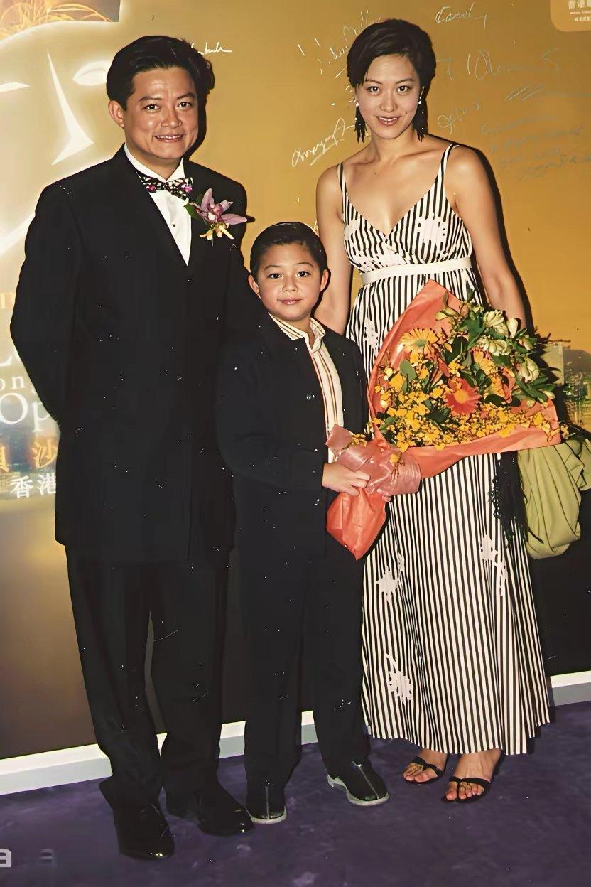 曾经恩爱的一家人，妻子美丽知性、端庄秀丽，儿子英俊潇洒！可他们的婚姻持续26年就