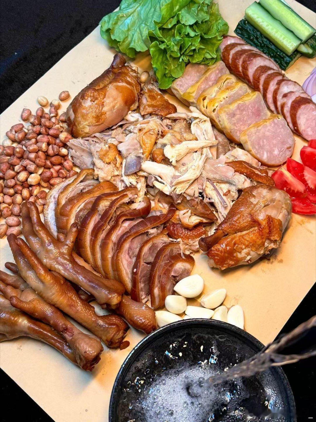 过年快乐公式：卤味+冰啤=灵魂起飞！🍻这份卤味拼盘，直接香到原地满血复