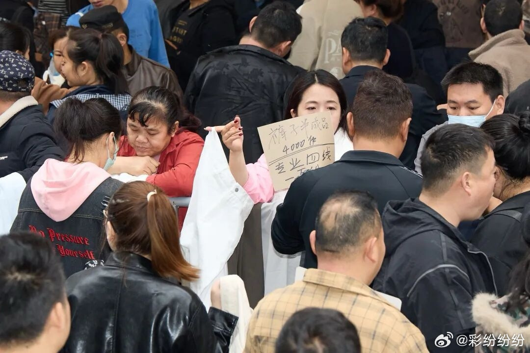 元宵节一过，就彻底出节了，用工市场热闹起来。近日广州海珠区零工市场热闹非凡。工厂