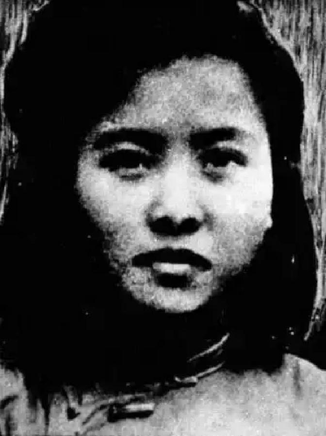1948年，地下党女校长朱世君被捕，押送途中，潜伏特务偷偷给她松绑让她快走，朱世