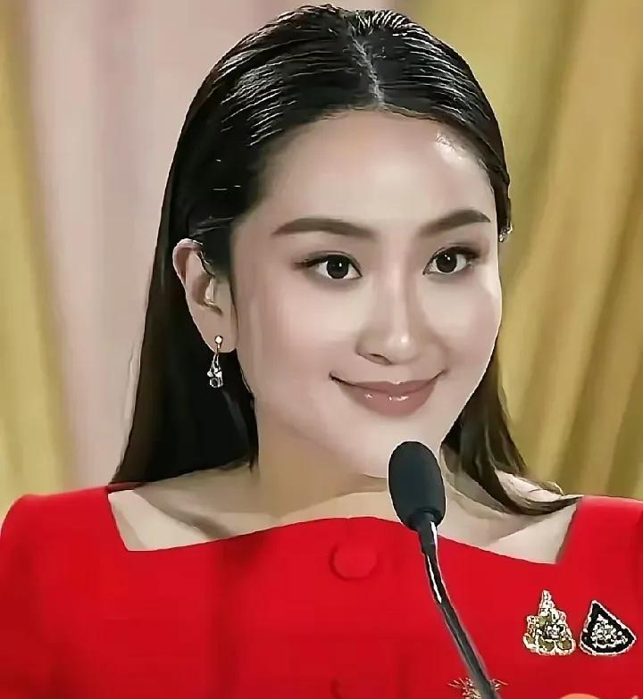 对泰国新首相佩通坦上任第一个生日的调侃。佩通坦今年39岁，按泰国习俗，39根蜡烛