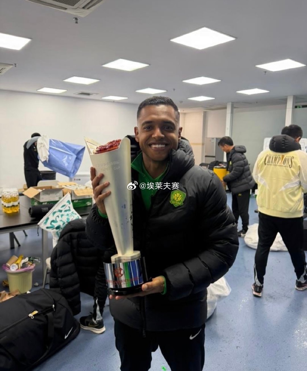 北京国安上海海港vs北京国安达万更新社交媒体，庆祝球队26年首冠及个人MVP荣