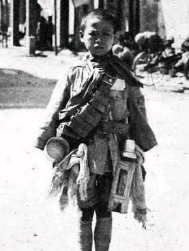 1938年，日军想拍摄一个懦弱的中国战俘形象，于是找到了15岁的季万方，他瘦小得
