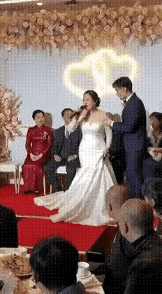 这样的新娘还能娶吗？在婚礼上，新娘抢过主持人的话筒说，你们说好的，改口费180