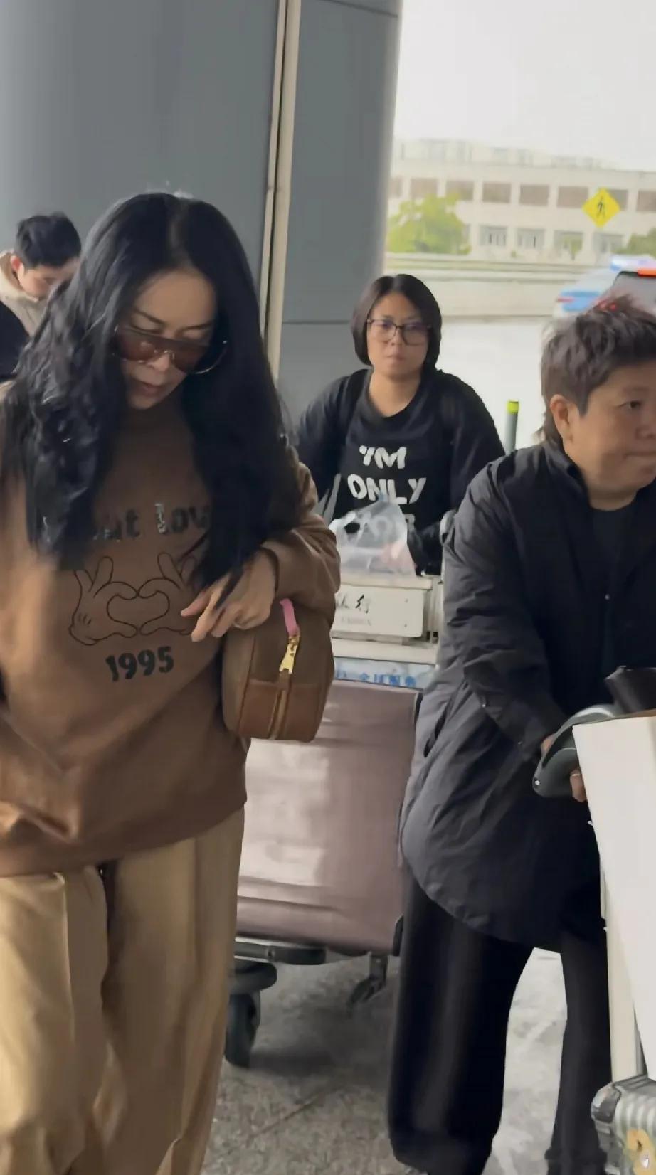 那英现身机场要回北京背的是MiuMiu的包包，58岁依然有少女心，喜欢少女的东西