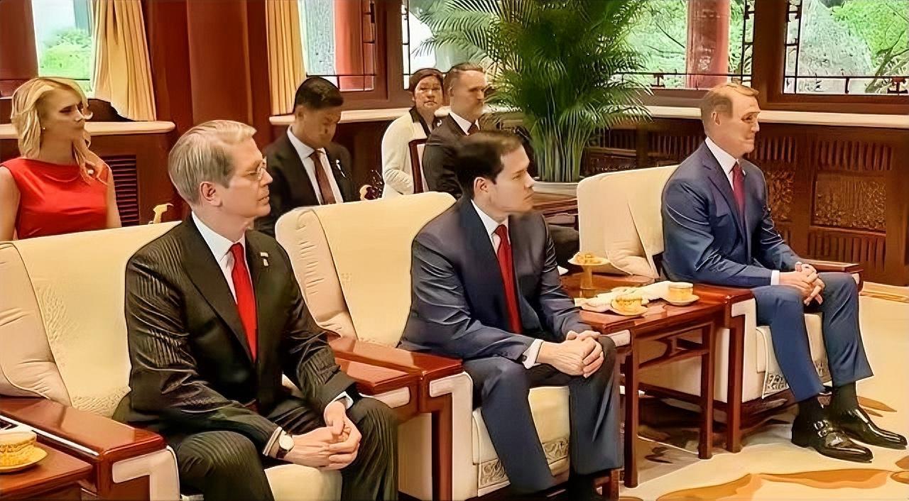 美官员的坐姿向来翘二郎腿、瘫坐是常态，举止那叫一个散漫。可这次就像被按了“规矩开