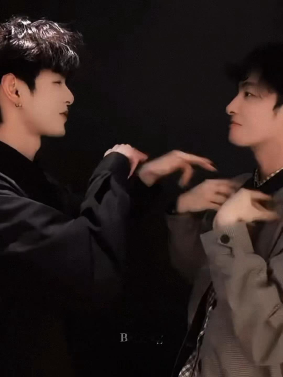 手忙脚乱试图喂饱孩子的一对。