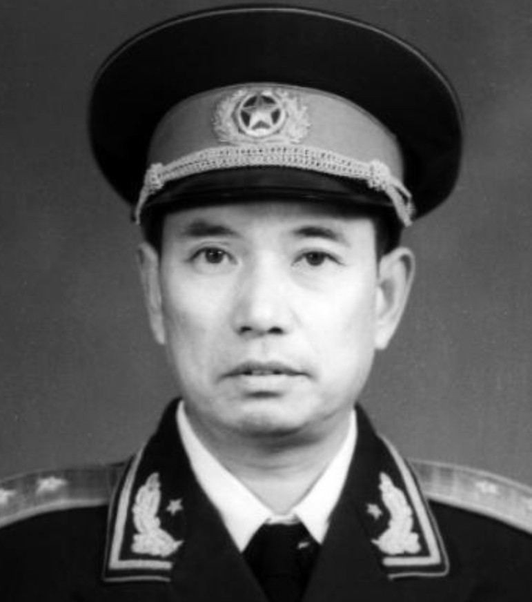1982年，开国少将尤太忠视察部队，见一副团长好生眼熟，暗骂一句大事不好，立刻打