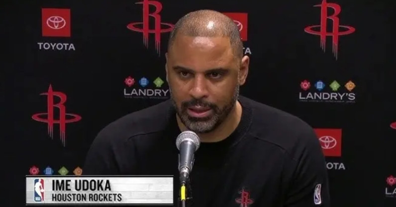 乌度卡真的头铁！亚当斯受伤还想打大阵容！火箭战胜鹈鹕赛后，乌度卡谈到了未
