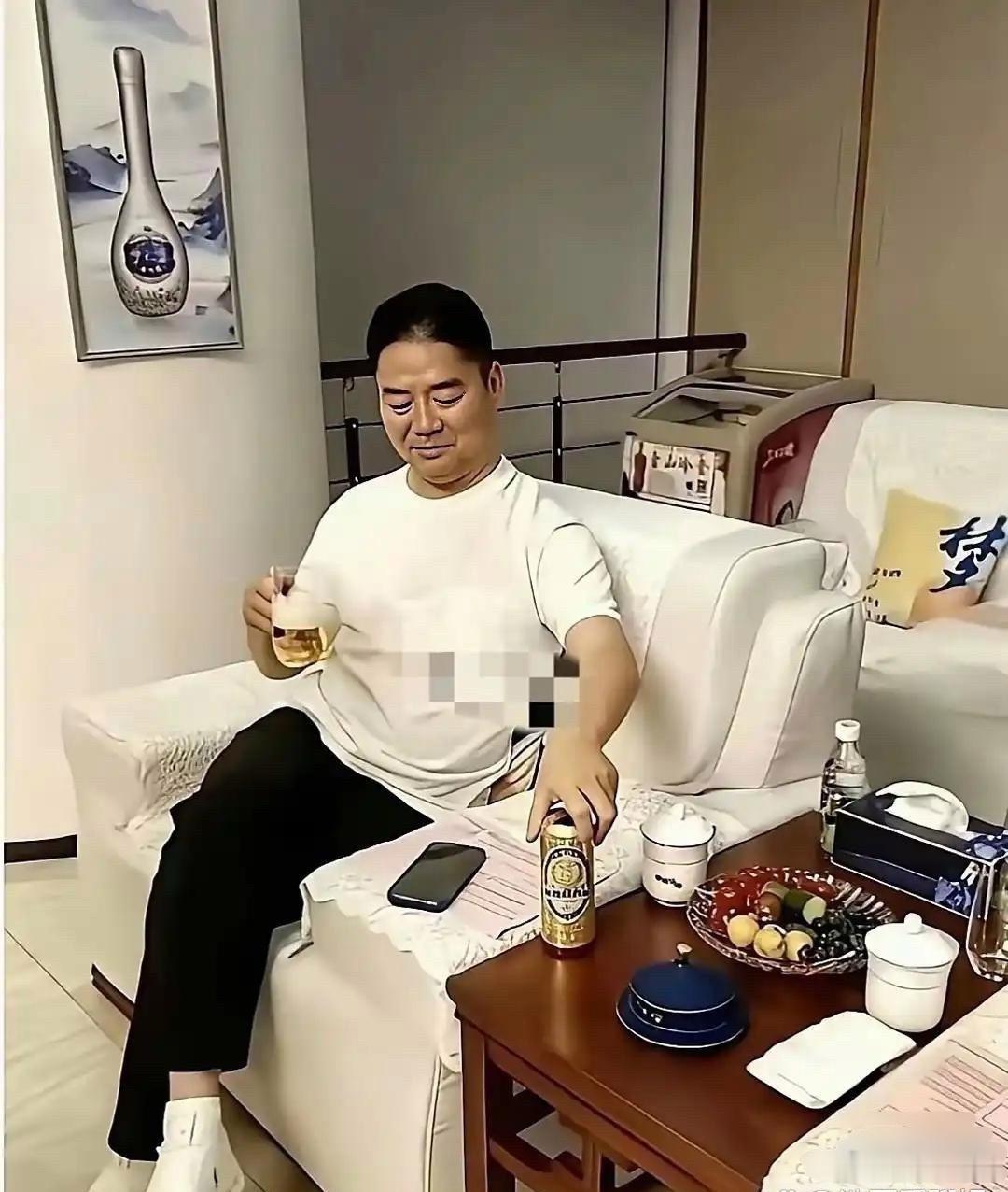 刘强东这种级别的居然也喝啤酒，原来大佬的快乐，和普通人并无两样。​​​