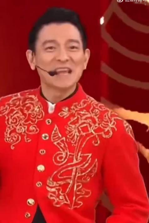 周深你也刘德华啊刚看周深参加晚会,一开口就是刘德华经典唱腔!台下观众都懵了:这