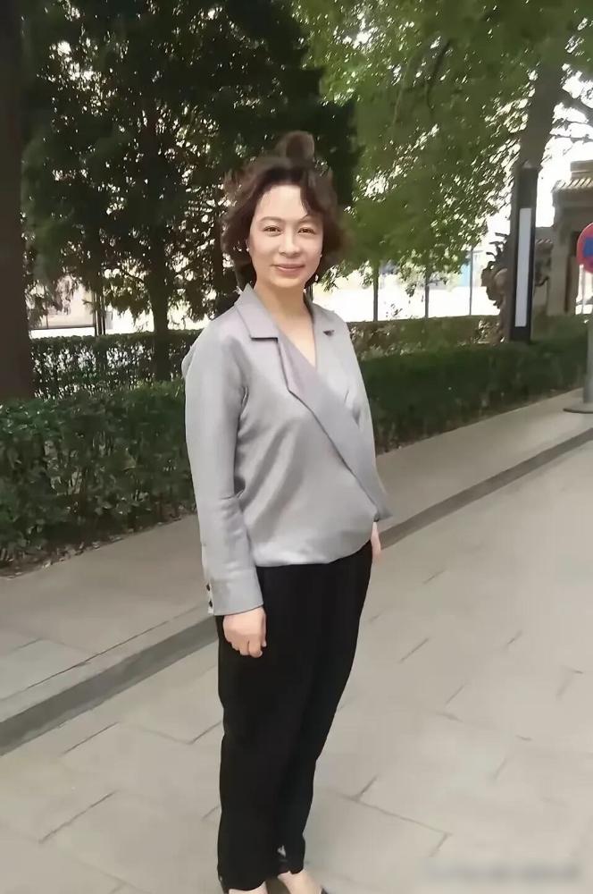 65岁刘佳状态刷屏，戳穿流量演员的遮羞布。每天啃三大碗红烧肉配米饭，睡前灌猪