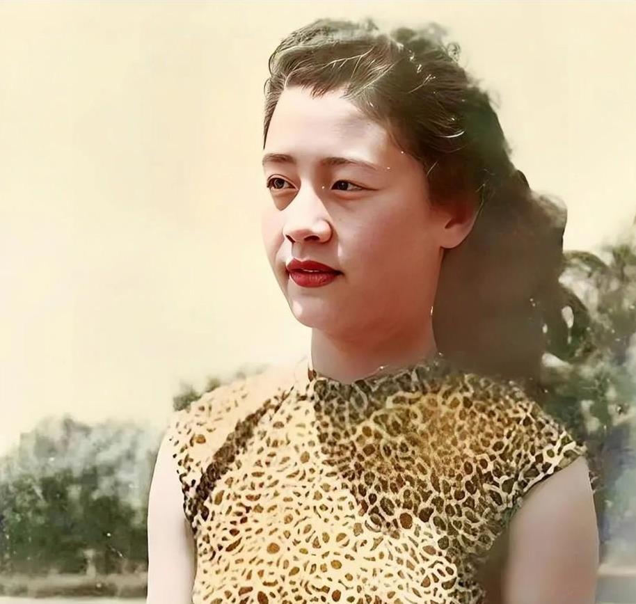 1943年，44岁张大千看上女儿14岁漂亮女同学徐雯波，一见钟情。少女红着脸问：
