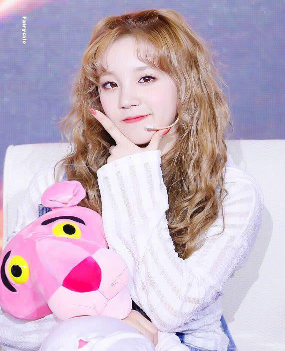 宋雨琦看到摄影师摔倒马上去扶雨琦这个下意识扶摄影师的动作也太暖了！不是刻意的营业