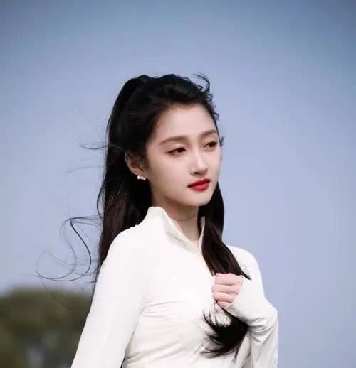 影视名星关晓彤、周冬雨、那尔那茜的高考成绩大比拼。关晓彤552分，很高的了，