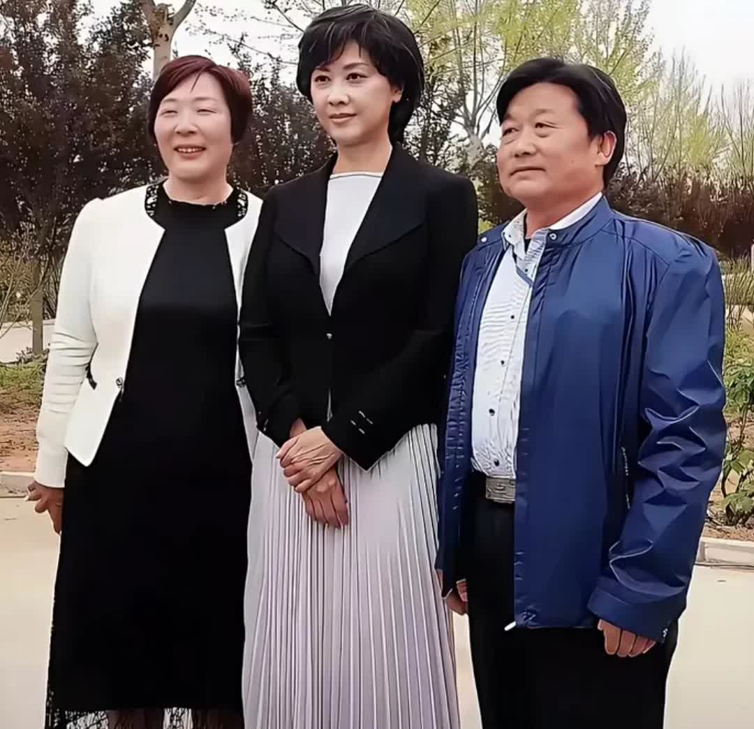 71岁朱琳不染发、不医美，与朋友合影，气质依旧。