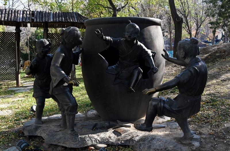 用人以德才兼备为上选，此言极是。《资治通鉴》中记载，智伯的灭亡正是由于才胜过德。