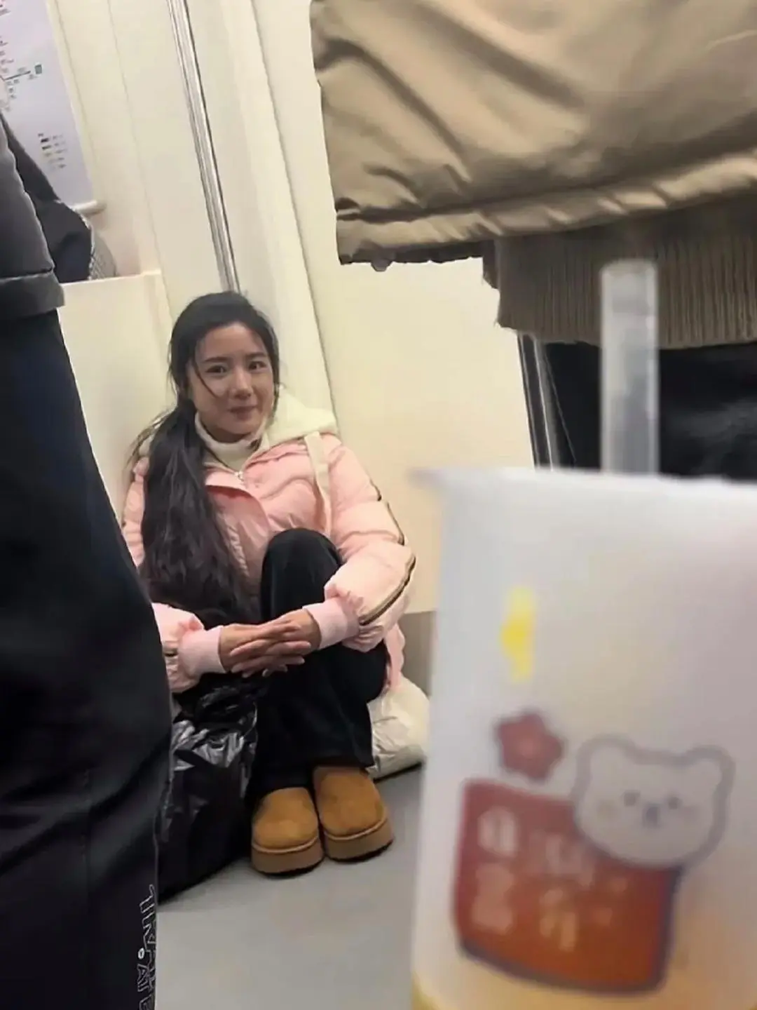 两个没有座位的人对上了眼，如果是同一站下的话，那就更完美了。