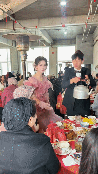 这是一个回族婚礼现场。漂亮的新娘子正在向新郎介绍她娘家的亲戚们。由于回族人因