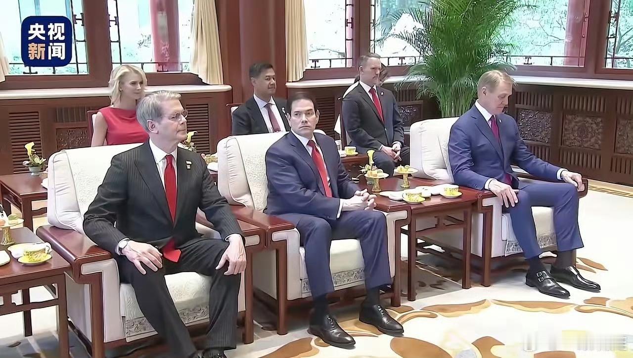 发现很多人都被带偏了认知，总把正式场合的跷二郎腿，当成随性洒脱的松弛感，却从来不