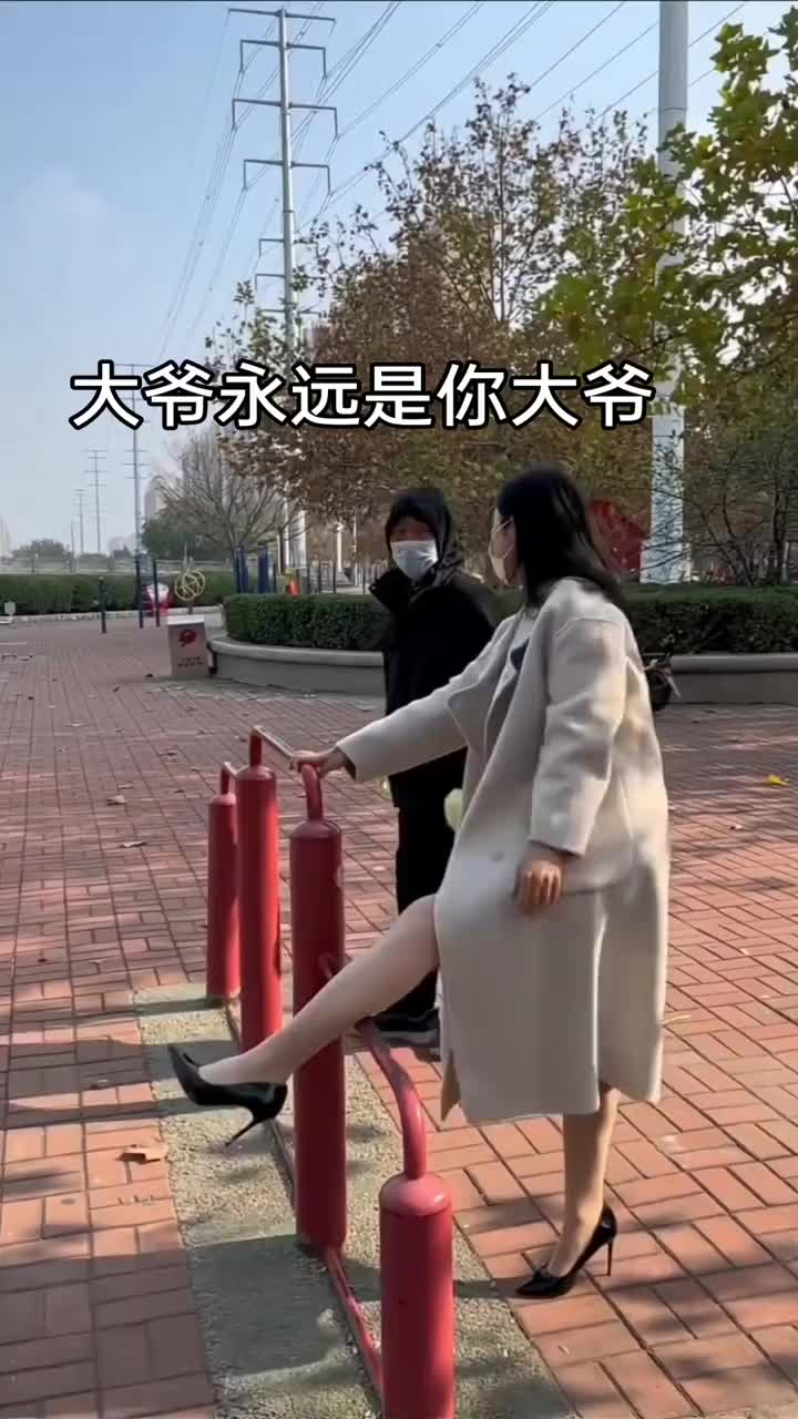 这样的身材有人喜欢么 无处安放的大长腿 清纯感被它拿捏住了 大长腿美女