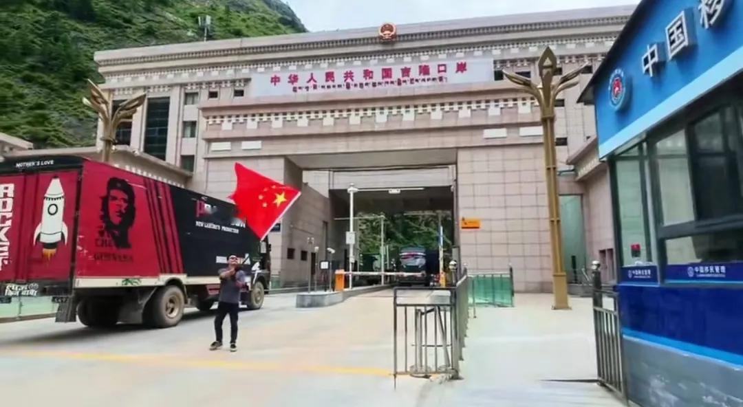 中印吉隆口岸大门前曾手举五星红旗挥舞。