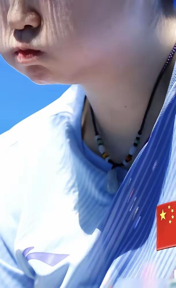 孙颖莎的玉佩，不到一千块。那块弥勒佛吊坠，她戴了快十年。领奖台上，世界第一