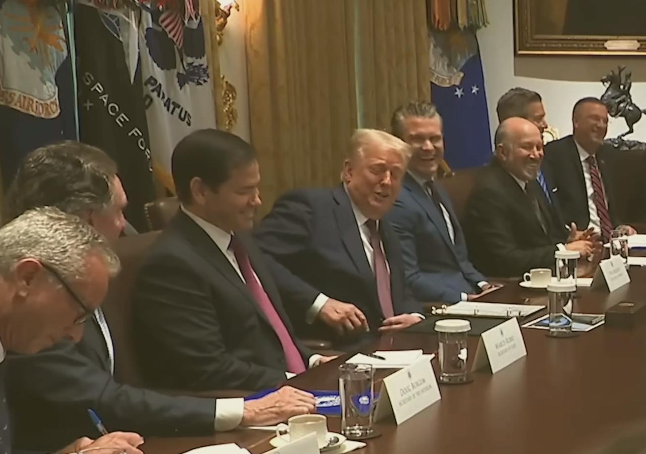 深棕色的实木长会议桌占据画面核心，桌面光亮整洁，上面零散摆放着透明玻璃杯、带碟的