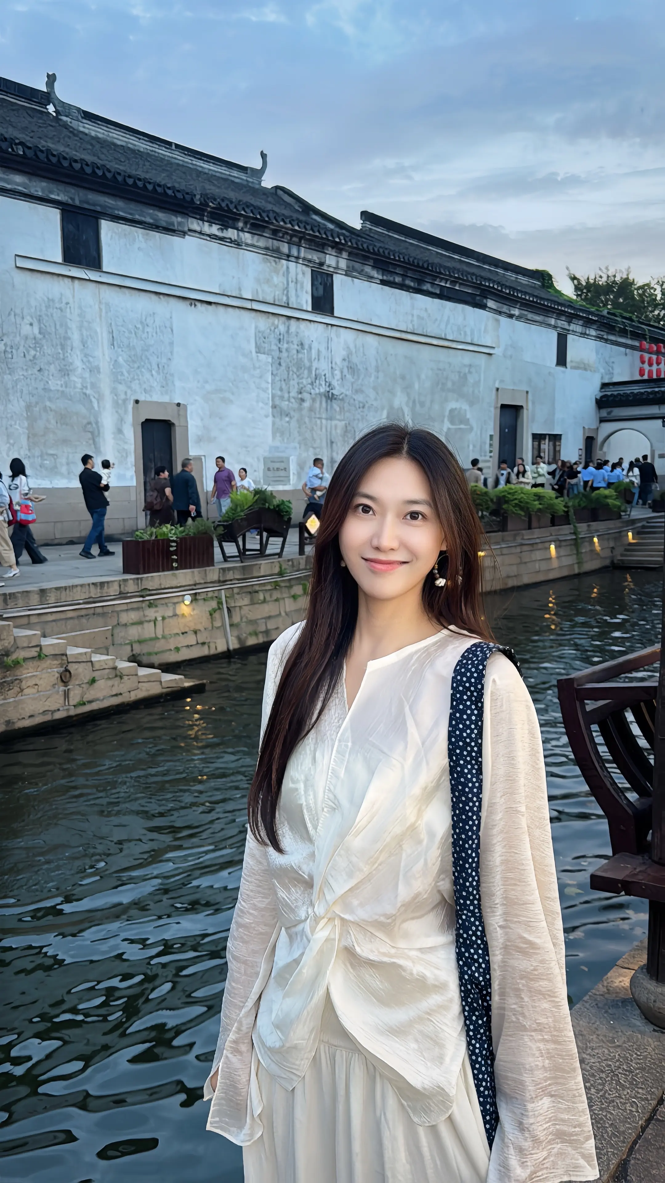 真的太喜欢南浔了 于是，时隔几个月，我又来了 白墙黛瓦、摇橹船、柳树把...