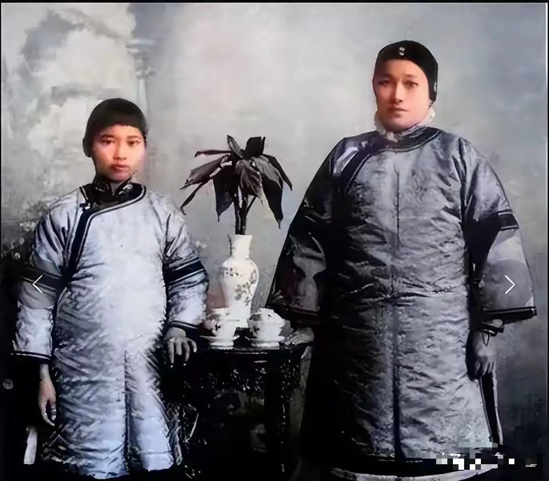 1905年，宋庆龄和母亲倪桂珍的合影，那年她12岁，气质不凡！