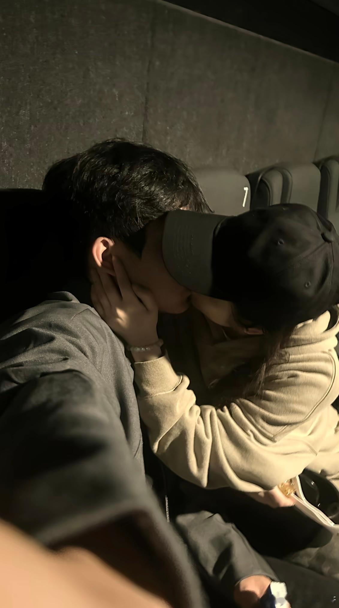 在电影院最后一排偷偷亲嘴