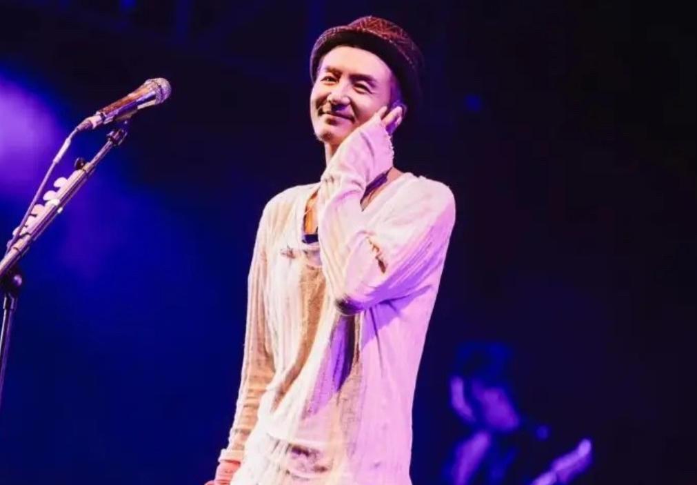 2006年，朴树写着歌发现烟没了，让妻子吴晓敏帮忙去买烟，谁知，这一买就买了整整