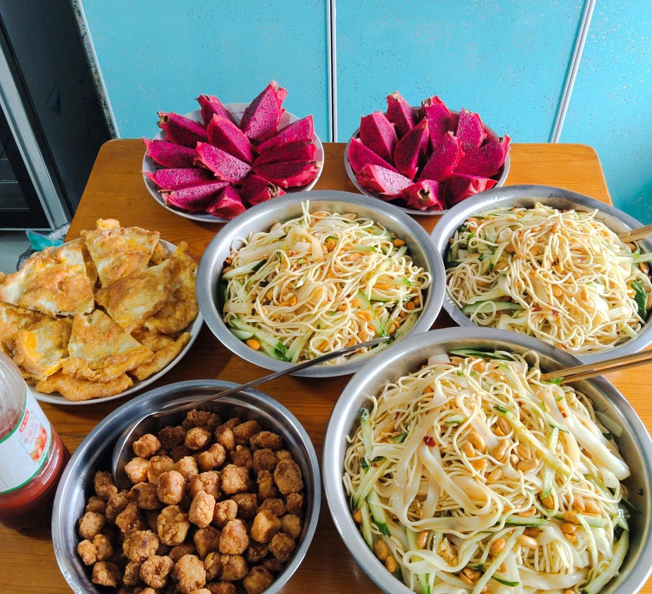 今天换换口味，给孩子们做的伙食是“凉皮凉面”，三大盆。上上周弄过一次，差点没够吃